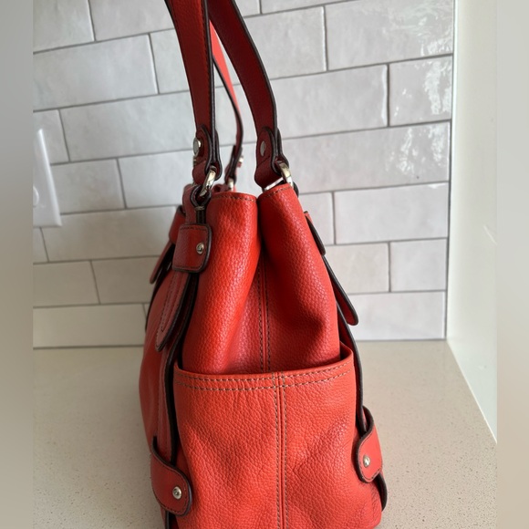 Elegant Red Leather Tote Bag - Picture 3 of 10